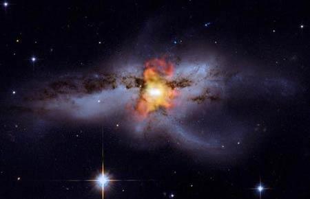 Chandra'nın NGC 6240'ı da içeren keşfi... Fotoğrafta iki de kara delik mevcut.