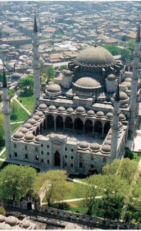 <b>SÜLEYMANİYE</b>
1550-1557 yılları arasında Mimar Sinan tarafından inşa edilmiş. Külliye 15 bölümden oluşuyor. Caminin Beyaz Harem isimli, beyaz mermerden inşa edilmiş iç avlusunun dört köşesinde yükselen ikisi üç şerefeli, ikisi de iki şerefeli olmak üzere dört minaresi var. Camideki dört minare, Kanuninin İstanbulun fethinden sonraki dördüncü padişah oluşunu; minarelerdeki on şerefeyse, Osmanlı tarihinin onuncu padişahı oluşunu simgeliyor.