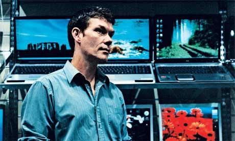 <p>• Gary McKinnon adlı Britanyalı bilgisayar korsanı 2001 ve 2002 yıllarında ABD Deniz Kuvvetleri, Kara Kuvvetleri, Pentagon ve NASA’ya ait 97 bilgisayar sisteminin şifresini kırdı.</p>
<p>• McKinnon savunmasında askeri sırların peşinde olmadığını, yalnızca devletin baskısıyla gizli tutulan UFO’larla ilgili dosyaları ele geçirmeye çalıştığını öne sürüyordu.</p>