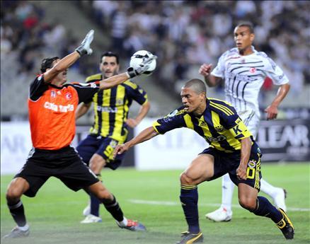 Futbol Federasyonu tarafından bu yıl 4. kez düzenlenen TFF Süper Kupa'yı, Beşiktaş'ı 2-0 yenen Fenerbahçe kazandı. Goller Alex'den geldi...