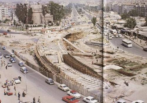Fotoğrafta 1974'te inşa edilen Aksaray üst geçidi ve civarı görülüyor.