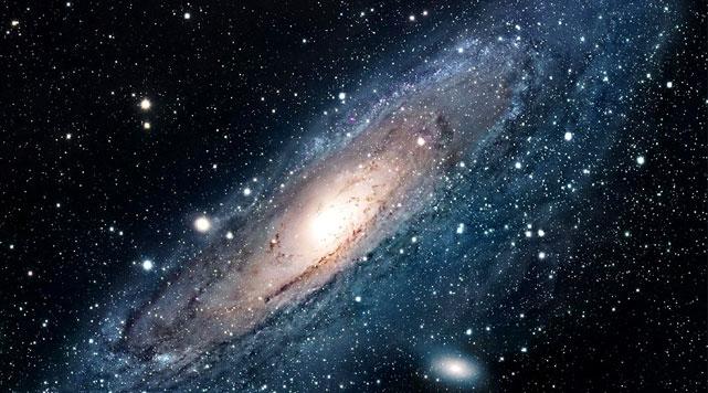 Ölçümler, Kaliforniya Teknoloji Enstitüsü'nün Hawai'deki teleskobu kullanılarak, Bradford'un ekibince 2008'den beri yapılıyor. Kuasar üzerinde çalışan ikinci ekip ise, Alpler'deki Caltech Submillimeter Gözlemevi başkan yardımcısı, fizikçi Dariusz Lis başkanlığındaki bir ekip. Bu ekip de kuasardaki ilk su buharı gözlemini 2010'da yaptı.

Kuasardaki su buharı, gök cisminin karadelik etrafında dönen gaz kütlesinin içerisine dağılmış durumda. Bu gaz bölge, yüzlerce ışık yılı genişliğinde (1 ışık yılı, yaklaşık 6 trilyon mil). Kuasardaki su buharı ile, karbonmonoksit gibi diğer moleküllerin ölçümleri, çevreleyen gazın yoğunlaşarak yıldızlar oluşturuyor olabileceğini gösteriyor.


Keşfi yapan ekiplerden birinin başkanı olan Bradford, "yeni keşif bir kez daha gösterdi ki su, evrende oldukça yaygın ve hatta evrenin en erken zamanlarından beri var" dedi.

Bu ekibin bulguları, Astrophysical Journal Letters'da yayımlandı.