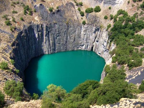 Kimberley çukuru, Güney Afrika'da bir elmas madeni. Dünyanın insan eliyle kazılmış en büyük çukuru... Kimberley'den çıkarılan toprak ağırlığının 22.5 milyon ton olduğu tahmin ediliyor.