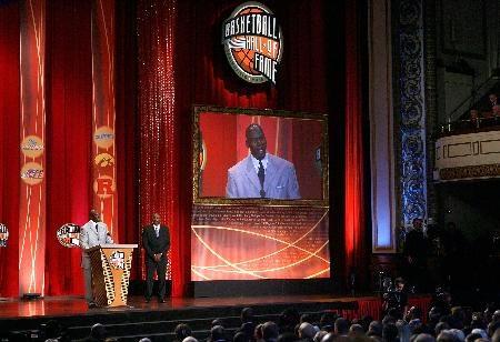 Basketbolun efsane ismi Michael Jordan Naismith Memorial Basketball Hall of Famee kabul töreninde oldukça duygusal anlar yaşadı.