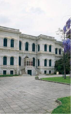 <b>YILDIZ SARAYI</b>
II. Abdülhamit zamanında ana saray olarak kullanılmaya başlanan Yıldız Sarayı, Mihrişah Sultan için yaptırılmış. Korunaklı olan ve köşkler, parklar, bahçeler ile diğer yapılardan oluşan saray geniş bir avluya yayılıyor. Yıldız Sarayı pazartesi ve perşembe günleri hariç her gün, 01 Ekim-28 Şubat tarihlerinde 09.30-16.00, 01 Mart- 30 Eylül tarihlerinde 09.30-17.00 saatlerinde ziyarete açık