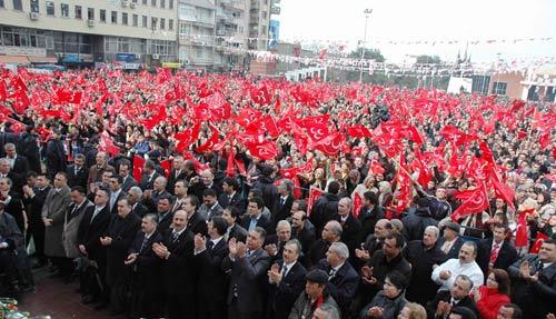 Milliyetçi Hareket Partisi Genel Başkanı Devlet Bahçeli'nin yerel seçim kampanyasında bugünkü durağı Manisa'ydı. Bahçeli, milli gelirdeki 560 milyarın hesabını sormazsam namerdim dedi.