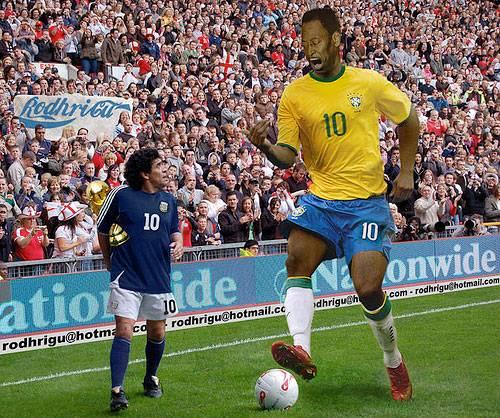Pele'den Maradona'ya: "Allah vergisi bir yeteneği var. Bu yüzden hep şanslı oldu. Hayatında tüm olan bitene rağmen hala onunla kontrat imzalayan insanlar var. Eğer bu insanlar daha bilinçli olsalardı bunu yapmazlardı"

Maradona'dan Pele'ye: "Pele kimin umurunda. O artık bir müzeye ait"