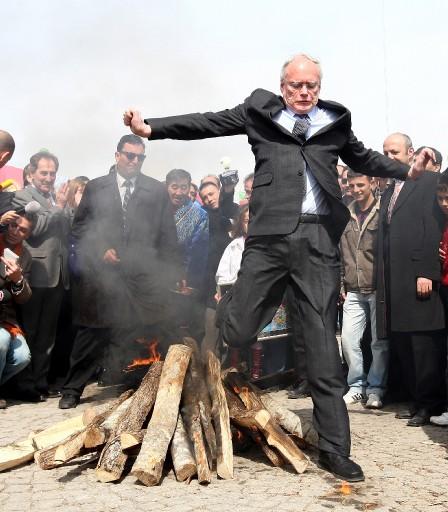 Dün gece başlayan Nevruz Bayramı kutlamaları çerçevesinde Ankara'da Atatürk Kültür Merkezi bahçesinde resmi tören yapıldı. Kültür ve Turizm Bakanı Ertuğrul Günay ve ABD Büyükelçisi Jeffrey yumurta tokuşturdu ve ateşin üstünden atladı.