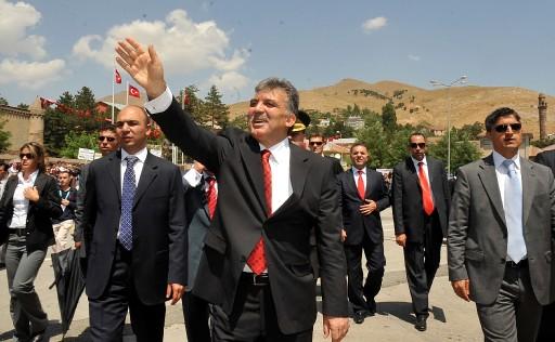 Cumhurbaşkanı Abdullah Gül, Bitlis'in düşman işgalinden kurtuluşunun 93. yıl dönümü dolayısıyla düzenlenen törenlere katılmak üzere geldiği şehirde sevgi selinin ortasında kaldı