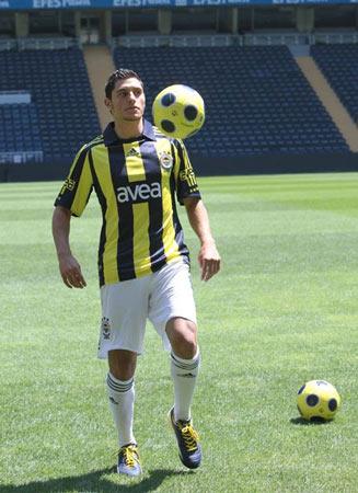 Fenerbahçe, Ankaraspor'dan transfer ettiği Özer Hurmacı Aykut Kocaman'ın eşliğinde ile 4 yıllık sözleşme imzaladı. Törenden sonra FB TV'ye konuşan Hurmacı hedeflerini açıkladı.