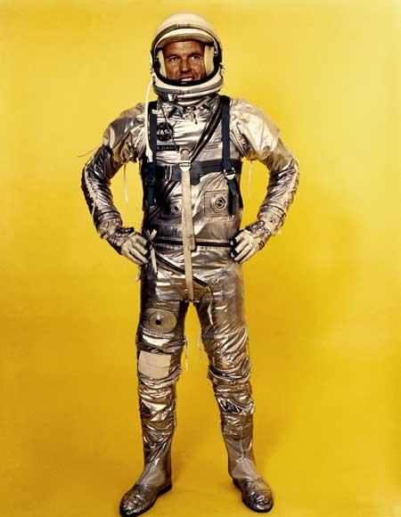 1959 yılında Mercury Projesinde seçilen 7 astronottan biri olan Goorden Cooper gümüş rengi elbiselerle ilk poz veren astrnot oldu