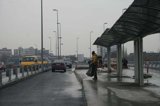 Hasanpaşa durağındaki bu işçi metrobüs beklermiş gibi poz verdi bize. Ama yolu tıkayan şirket aracını da unuttuk. Metrobüs gelse nerededen geçecek?