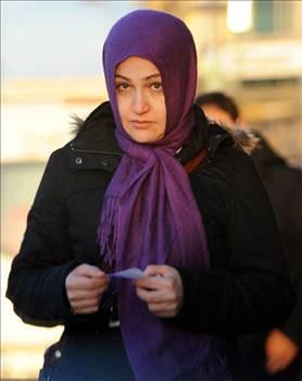 İMZASINI BİLE DEĞİŞTİRDİ

Aczmendi Lideri Gündüz'le basıldıktan sonra, Gündüz ve sahte şeyh Ali Kalkancı aleyhine açıklamaları ile reyting rekorları kıran Şahin, postmodern darbenin ardından mahkeme kararıyla yeni bir isim alınca imzasını da değiştirdi. Bu, M.Y. ile evlenirken nikâh defterine attığı T harfiyle başlayan imzadan da anlaşılıyor.
