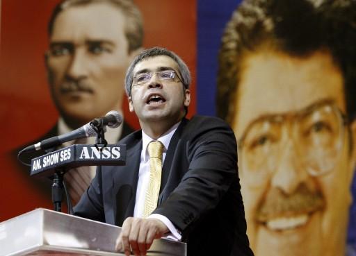 ANAVATAN PARTİSİ TÜZÜK KONGRESİNDE PARTİNİN ESKİ AMBLEMİNİN KULLANILMASI KABUL EDİLDİ. Anavatan Partisi Genel Başkanı Salih Uzun, partinin aslına dönme süreci yaşadığını söyledi ve "ANAVATAN'ı özüne döndürüyoruz. Bu öze dönüş, bir arınma sürecidir'' dedi.
