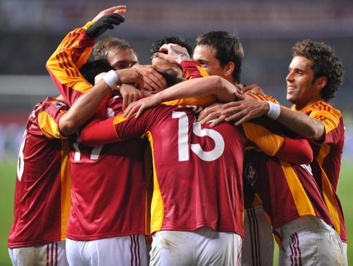 G.Saray-Hambur maçında Ali Sami Yen tartihi günlerinden birini daha yaşarken protokol tribününde ağı isimler vardı.