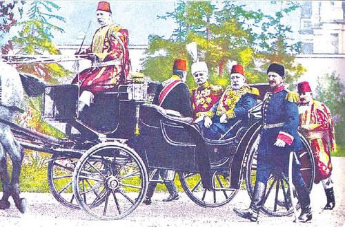Sultan Mehmet Reşat Saltanat arabalarının biriyle saraya giderken