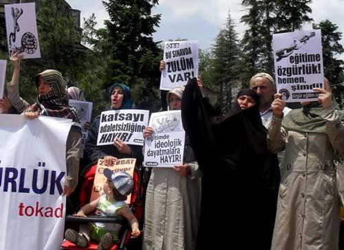 TOKAD ve Özgür Eğitim-Sen'in Yasakçı Eğitime Hayır! eyleminde, ÖSSdeki başörtüsü yasağı ve katsayı adaletsizliği kınandı, eğitimi okul duvarlarına hapseden anlayışa itiraz edildi.
