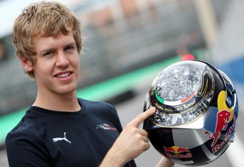 Sebastian Vettel: 24 yaşındaki Alman pilot, geçen sezonun ardından bu sezon da Formula 1 şampiyonluğunu kazandı. Sezona damgasını vuran Red Bull pilotu Vettel, 19 yarışın 11'ini kazandı, 15 yarışa ilk cepte (pole position) başladı. Vettel, pilotlar klasmanında en yakın rakibi Jenson button'a 122 puan fark attı.