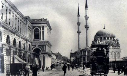 Eski İstanbul gravürleriyle desteklenen ve 242 sayfadan oluşan kitapta, 19. yüzyılın sonları ile 20. yüzyılın başlarında eser veren yazarların 25 eseri incelendi.