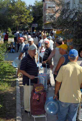 İzmir'de, Karşıyaka ve Bornova İlçelerinde, içme suyundaki arsenik değerinin standartların üzerinde çıkmasıyla endişeye kapılan halk su kuyruklarına düştü