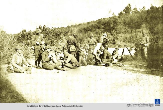 Çanakkale Muharebelerinde yaşanan şiddetin, imkânsızlıkların, sarsılmaz inancın, yitirilmeyen umudun fotoğraflara yansıdığı kareler, görenleri 2009dan 1915e bir zaman tüneline sokuyor.