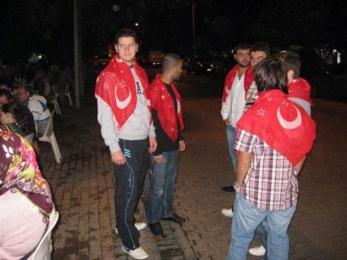 <b>Askerde olanlar yararlanabilecek mi?</b><br>
Hayır. Sadece henüz fiili askerlik hizmetine başlamamış olanlar kapsama alındı.