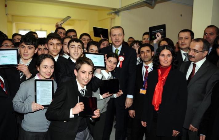 Başbakan Recep Tayyip Erdoğan, eğitimde FATİH Projesini başlattı. Ankara Karaca&ouml;rende Sabahattin Zaim Anadolu Lisesi &ouml;ğrencilerine 200 tablet bilgisayar dağıtan Erdoğan, Fatih Sultan Mehmet, İstanbulu fethederek karanlık bir &ccedil;ağa, Orta &Ccedil;ağa son vermiş, yeni &ccedil;ağı başlatmıştır.
