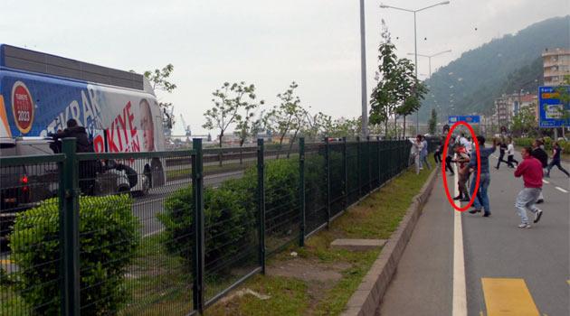 Hopa'da Başbakan'ın konvoyuna yapılan taşlı saldırıda ortaya çıkan fotoğraf Türkiye'nin gündemine oturdu. Fotoğrafta, konvoy taşlanırken jandarmanın olup biteni seyrettiği görülüyor.