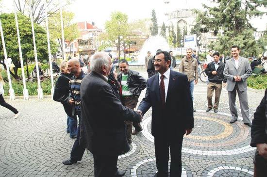 "Avrupa Kültür Başkenti İstanbul 2010a hazırlanıyor. Dünyada İstanbul, İstanbulda da Üsküdar konuşulacak." diyen Üsküdar Belediye Başkanı Mustafa Kara, şu anda şantiyeye dönen ilçesini gelecekte neler beklediğini ve projelerini anlattı...