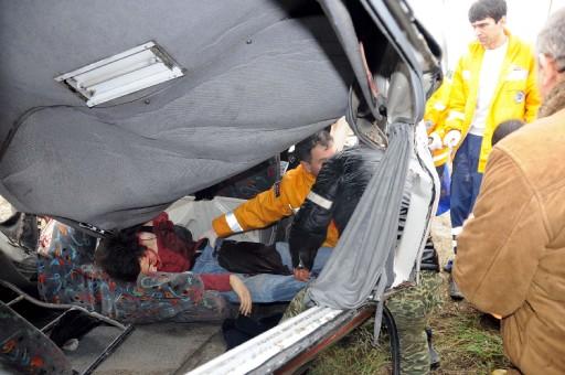 Yaralananların ise Mert Ulugkay (23), Sevil Sarıkaya (23), Yağmur Yermez (23), Doğa İrez (23), H&uuml;seyin Fahri &Uuml;st&uuml;n (30), Yağmur Din&ccedil;er (16), &Ouml;zen Efe (15), Mehmet Akkaya (22), &Ouml;zg&uuml;r Kavi (30), Ahmet Emin Aktaş (28) ve Muhammet &Ccedil;ağrı Sarıkaya (13) ile  minib&uuml;s s&uuml;r&uuml;c&uuml;s&uuml; Alpaslan Barış Arıcan (22) olduğu belirtildi.