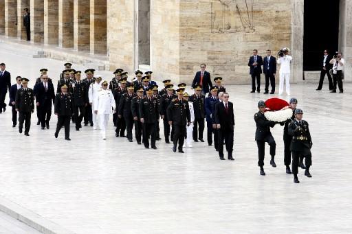 Yüksek Askeri Şura toplantısı Başbakan Erdoğan'ın başkanlığında Genelkurmay Başkanlığı Karargahı'nda başladı. Toplantıda albay ve generallerin terfileri görüşülüyor