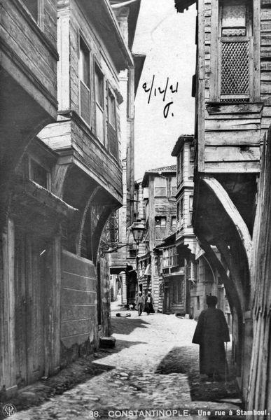 İstanbulun ahşap evli sokakları, yıllar önce böyleydi.