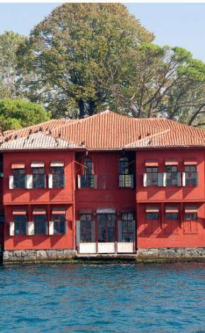 <b>SADULLAH PAŞA YALISI</b>
Sadullah Paşa Yalısı hiç şüphesiz Boğaziçinin en güzel yalılarından. Yalının sahibi Sadullah Paşa ile oğlu, birbiri ardına intihar edince, yalı uğursuz sayılmış ve aile yalıyı boşaltmış. Daha sonra Sadullah Paşanın akrabası Seyfullah Esin tarafından alınan yalı, günümüzde Esinin eşi Emel Esinin kurduğu Tek- Esin Vakfına ait. Ayşegül Tecimer, Yiğit Şardan gibi isimlerin de kiracı olarak kullandığı yalı bugün de kiracılarını ağırlıyor.