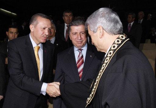 Geçtiğimiz hafta tartışmaların odağı haline gelen Anayasa Mahkemesi, bugün önemli bir yemin törenine ev sahipliği yaptı. Törende, Gül, Erdoğan, Toptan'ın yanı sıra önemli isimler vardı.
