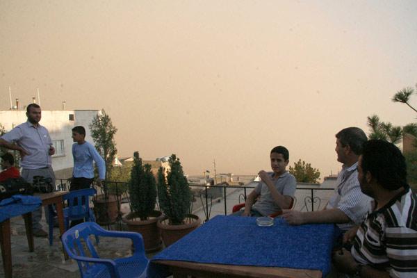 Suriye ve Irak üzerinden kalkan çöl fırtınası yüzünden oluşan toz bulutları rüzgârın etkisiyle başta Mardin olmak üzere Güneydoğu illerini etkisi altına aldı.
