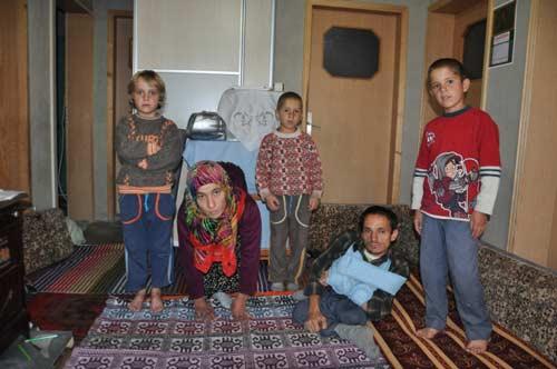 Kendileri okuma yazma bilmediği için çocuklarının eğitimine bü yük önem veren ve bunun için kent merkezine taşınmayı bile düşünen çift, maddi imkansızlıklar nedeniyle bir türlü amaçlarına ulaşamadı. Güney çiftinin en b üyük sıkıntısı ise çocuklarının "anne niye siz büyümüyorsunuz?" sorusuna cevap verememek. Hayırsever vatandaşların yardımıyla yaptırılan bir evde oturan Güney çifti, üç ayda bir aldıkları yaklaşık bin liralık özürlü maaşıyla geçimlerini sürdürmeye çalışıyor.