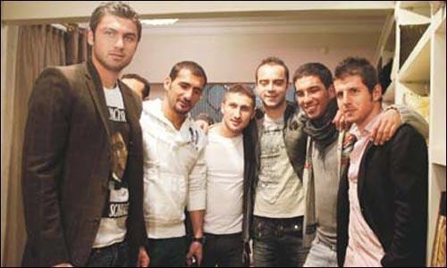 Galatasaray ile Fenerbahçeli oyuncular gırtlağa bir birine girerken üç gün önce kolkolaydılar...