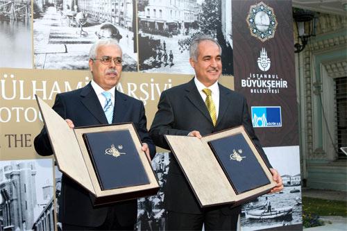 Kültür A.Ş, ''Sultan 2. Abdülhamid Arşivi İstanbul Fotoğrafları'', ''Sultan 2. Abdülhamid'in Arşivinden Dünya'' ve ''Sultan 2. Abdülhamid'in Aile Albümü'' ile önemli bir kültür hizmeti daha sundu.
<br><br>
Her biri özenle saklanmış, ciltlenmiş ve yakutlarla, zebercetlerle bezeli sandukalarda arşive kaldırılan bu nadide kültür mirası, Sultan 2. Abdülhamid'in, dönemin teknolojik gelişmelerine açık bir padişah olduğu kadar bu teknolojiyi nasıl kullandığını göstermesi bakımından da önem taşıyor. 35 bin kareyi bulan bu fotoğraf arşivi, dünyada eşi benzeri olmayan bir hacim ve döneme tanıklık etmesi bakımından da önemli bir hazine niteliğinde.