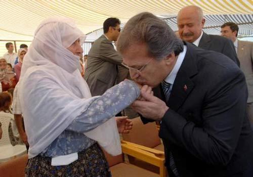 Adalet Bakanı Mehmet Ali Şahin, Hakkari Dağlıca baskınında şehit düşen Piyade Uzman Çavuş Mustafa Uysal adına memleketi Antalya'nın Manavgat İlçesi Çardak Köyü'nde yaptırılan okulun açılışına katıldı. Okul açılışında ise şehit annesi ve Bakan Şahin arasın