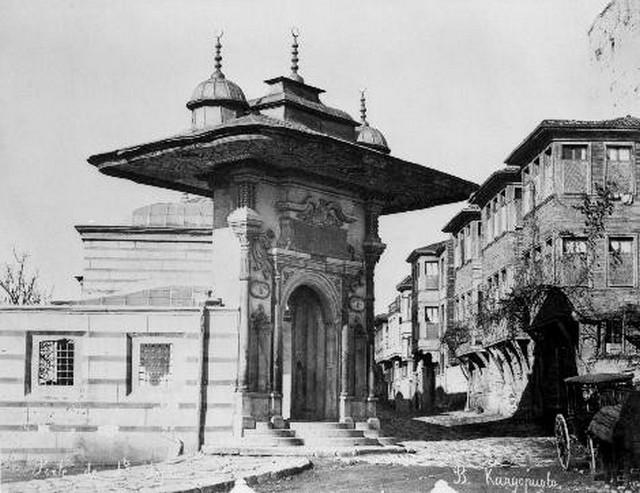 Ayasofya İmaretli Kapısı tüm heybetiyle gelenleri karşılıyor