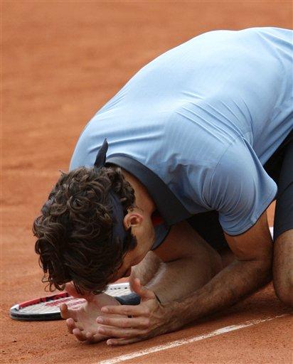 Roland Garros'u hiç kazanamamış 13 Grand Slam şampiyonu Roger Federer, hayatının en büyük hayalini gerçekleştirip daha önce 3 kez finalde Nadal'a yenildiği Fransa Açık'ta şampiyon oldu...