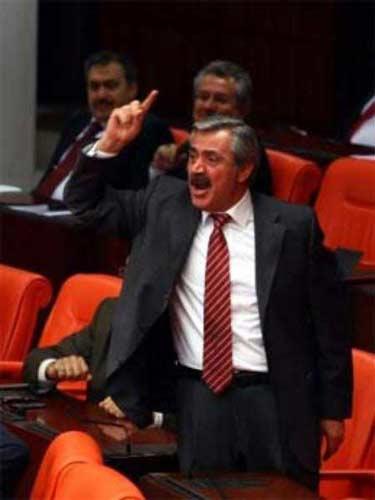EN SİNİRLİ
Genel Kurulda Anayasa değişikliği görüşmelerinin son gününde Başbakan Erdoğanın mal varlığı tartışıldı. CHPli Engin Altay, Erdoğanın en zengin 8. Başbakan olduğunu Economist Dergisinde yazdığını söyledi. Bu sırada AKPli Zülfikar İzol, masaları yumruklamaya başladı. Sinir krizi geçiren İzol dışarı çıkarıldı. İzolun sağ elinin serçe parmağının kırıldığı ortaya çıktı.