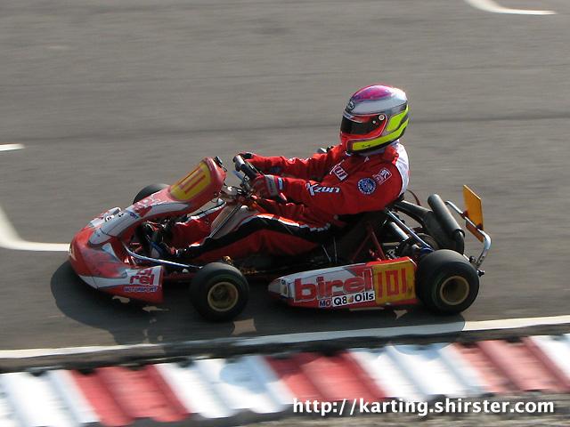 Kartingi ilk defa denerken 8-10 dakikalık sürüşleri küçümseyebilirsiniz. Ama 8-10 dakika sonra kendinizi, yarışın bitmesini dört gözle bekler halde bulabilirsiniz. <br><br>Eğer kollarınız inceyse bir süre kol ağrısı çekebilirsiniz.