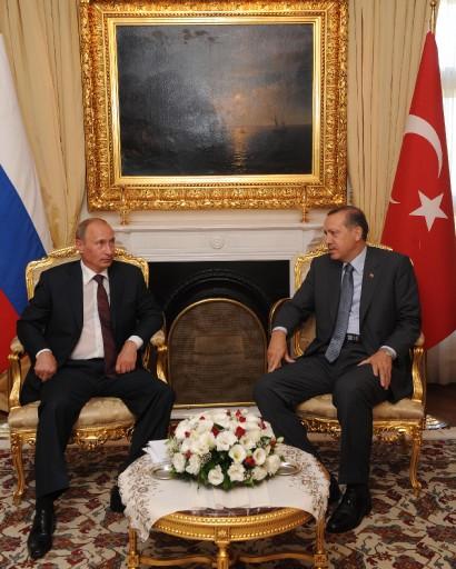 Rusya Başbakanı Vladimir Putin, günübirlik çalışma ziyareti için Ankara'ya geldi. Putin seri ziyaretler gerçekleştirdi ve önemli anlaşmalara imza attı