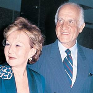 SUNA-İNAN KIRAÇ

Suna ve İnan Kıraç iş hayatında olduğu kadar sanat yatırımlarında da Türkiye'nin önde gelen isimlerinden. Beyoğlu'ndaki Pera Müzesi Türk sanat tarihine bırakılan en büyük hizmetlerden biri. Tabii bu müzenin prestij tablosu Kaplumbağa Terbiyecisi hem kendisini hem de Osman Hamdi'yi Türkiye'ye yakından tanıtan bir başyapıt. 2004'teki müzayedede Erol Aksoy'un TMSF tarafından el konulan koleksiyonundan çıkan Kaplumbağa Terbiyecesi'nin 5 milyon liraya satılması, tüm Türkiye'de yankı yaratmıştı. Eser bugün hâlâ müzede tüm halka açık olarak sergileniyor. Kıraçlar'ın koleksiyonunda ayrıca 'İki Müzisyen Kız' adlı Osman Hamdi tablosunun da yer aldığı biliniyor.
