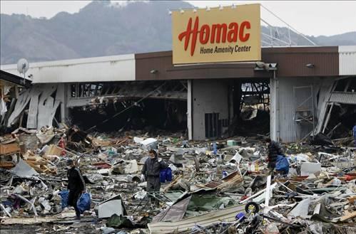 Hayat normale döndü: Otsuchi kentinde tsunamiden 4 gün sonra bir marketin görüntüsü.