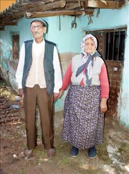 34 yıldır Nazillide yaşayan 87 yaşındaki Mustafa Çimendere neden evlendiğini sorduğumuzda şöyle cevap veriyor: Üç senedir yalnızdım. Yalnızlık bir Allaha gerek. İnsan ne yapar? Dünyada en zor yalnızlık, malın mülkün olmuş ne kıymeti var?
32 sene evli kaldığı eşi rahmetli olunca zorlanmış Mustafa Bey, dünyanın tadı çıkmıyor diyor ve ekliyor: Dünyada kadınlar evin kalayı. İçinde kadın olmayan ev neye yarar?