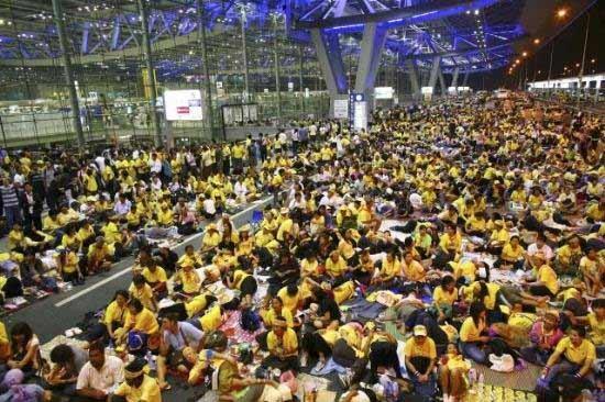 Tayland'ın başkenti Bangkok'ta havaalanını göstericiler işgal etti