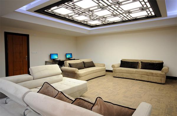 Dünyada ilk kez uygulanan bir model ile yurt klasmanında çıtayı yükselterek 5 yıldızlı otel konforunda hizmet veren Kampüsaray, öğrencilere özel banyo, tuvalet, buzdolabı,televizyon ve telefonu olan farklı oda seçenekleri sunarken, yüzme havuzu, sauna, bilardo ve spor salonu gibi yurtlarda alışık olmadığımız çeşitli aktivitelerden de ücretsiz olarak yararlanma imkanı sağlıyor. Adan Zye bir öğrencinin ihtiyacı olan her şeyin sağlandığı bu lüks yurtta özürlü öğrenciler içinde çift asansör ve özel banyolar gibi detaylar da yer alıyor.