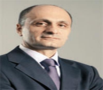 Tüketim ve harcamaya dayalı olarak büyüyoruz<br><br>
<strong>MUSATAFA ŞENOCAK / DERİ VE KÜRK MESLEK KOMİTESİ:</strong> İhracatçı olarak mutlaka ihracatçıyı savunmamız gerekir diye düşünüyorum. Büyüme Türkiyede son yıllarda yüksek oranlarda seyrediyor. Sanki bizde büyüme gelişmenin önünde gibi. Son yıllarda tüketim ve harcamaya dayalı müthiş bir büyüme görüyoruz. Krizin ilk yılı için Odanın tüketim ve harcamaya yönelik politikaları, festivallere veya kampanyalara verdiği destek doğruydu. Ama daha sonraki destekler, toplumu müthiş bir şekilde tüketim ve harcamaya yönlendirdi.